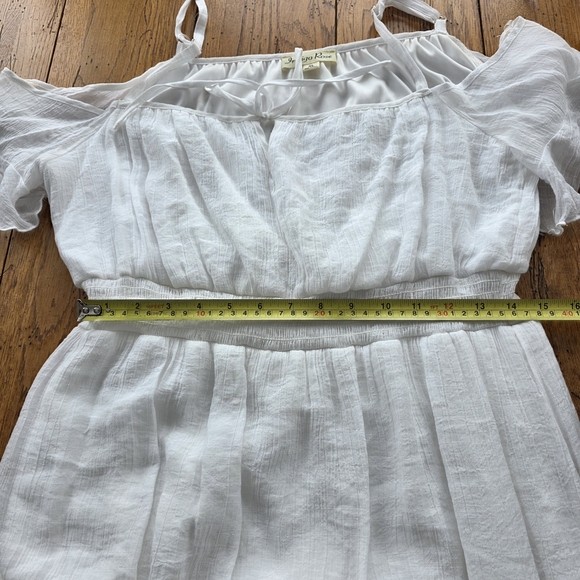 Fabulous White Cold-Shoulder Maxi Dress - Picture 4 of 8